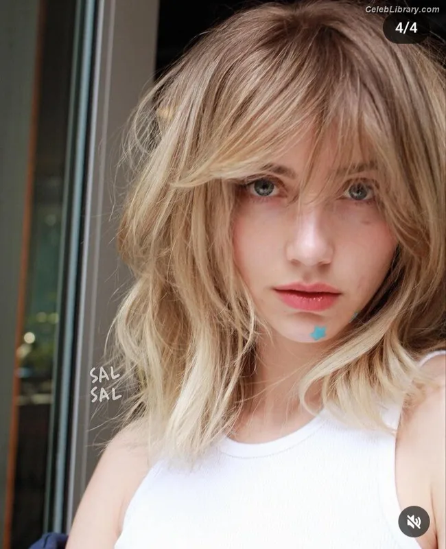 Emily Rudd photo 13 of 592