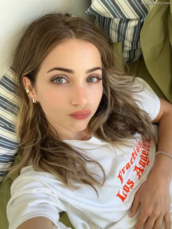 Emily Rudd photo 17 of 592