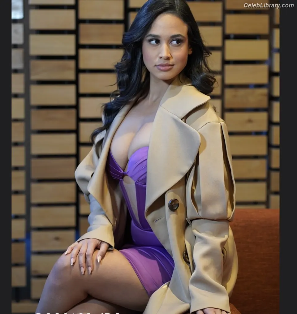 Emily Tosta photo 16 of 486
