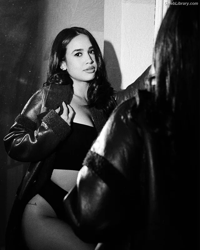 Emily Tosta photo 23 of 487
