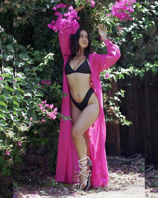 Emily Tosta photo 6 of 487