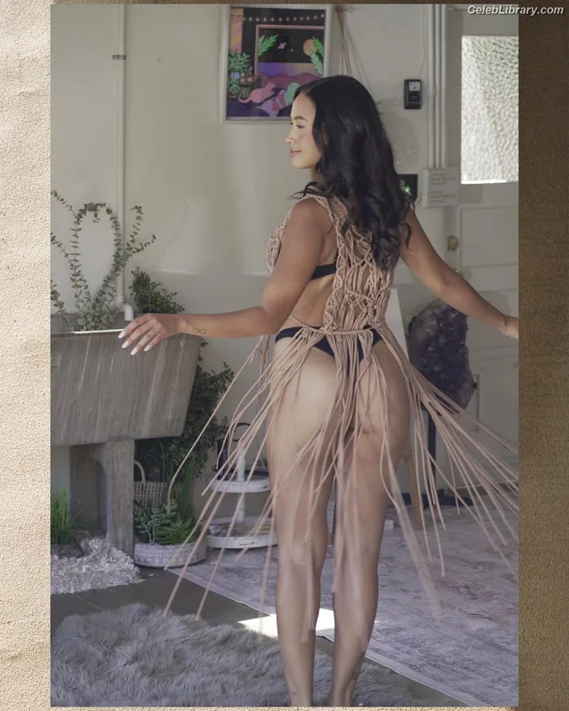 Emily Tosta photo 1 of 487