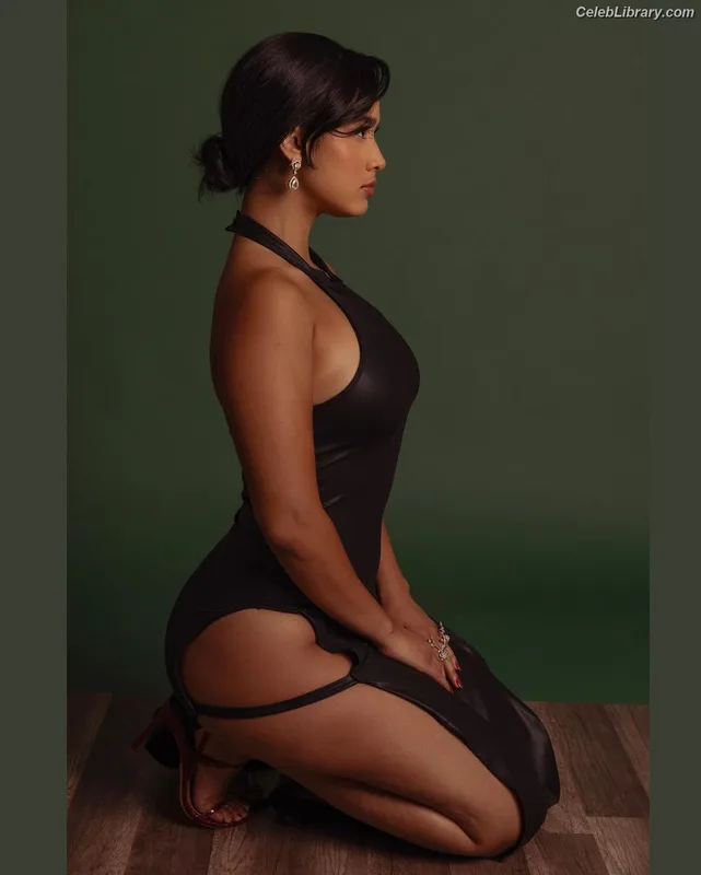 Emily Tosta photo 8 of 487