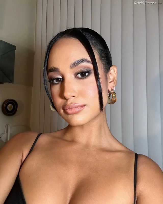 Emily Tosta photo 14 of 487