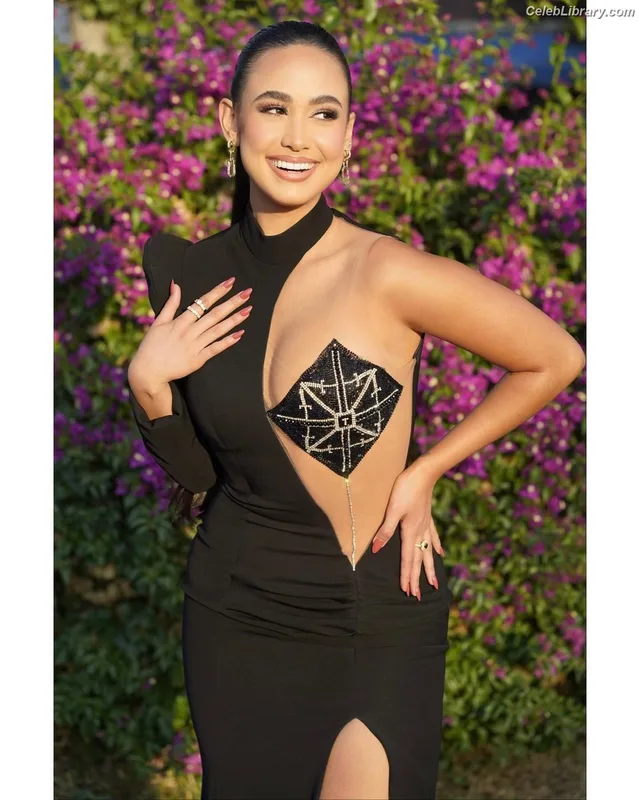 Emily Tosta photo 18 of 487