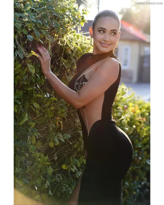 Emily Tosta photo 19 of 487