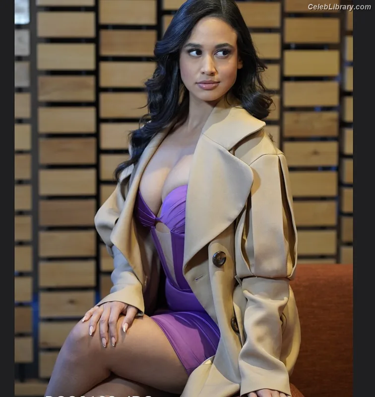 Emily Tosta photo 16 of 487