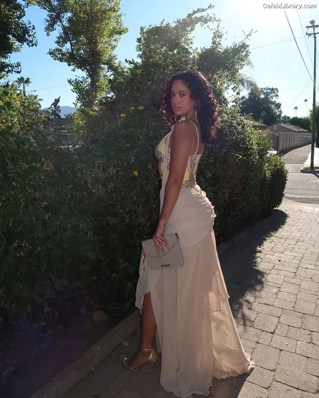 Emily Tosta photo 23 of 487