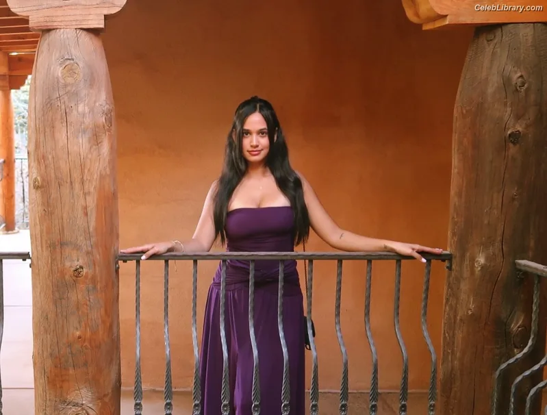 Emily Tosta photo 17 of 487