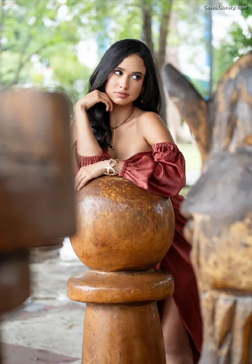Emily Tosta photo 18 of 487