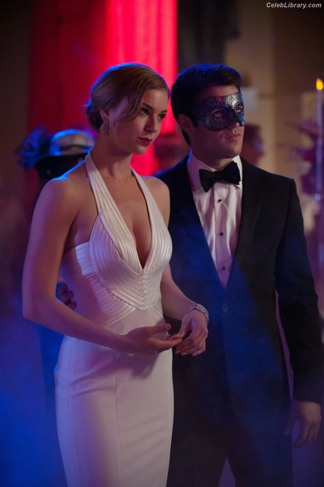 Emily VanCamp photo 20 of 157