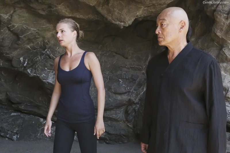Emily VanCamp photo 6 of 158