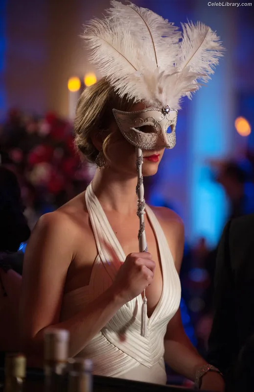 Emily VanCamp photo 17 of 158