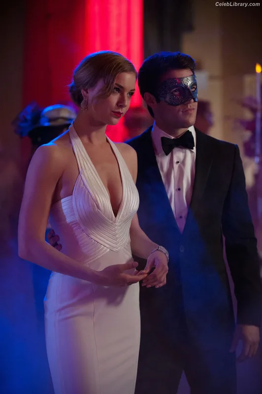 Emily VanCamp photo 20 of 158