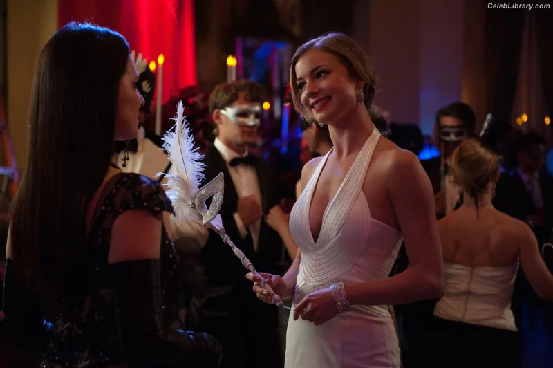 Emily VanCamp photo 21 of 158