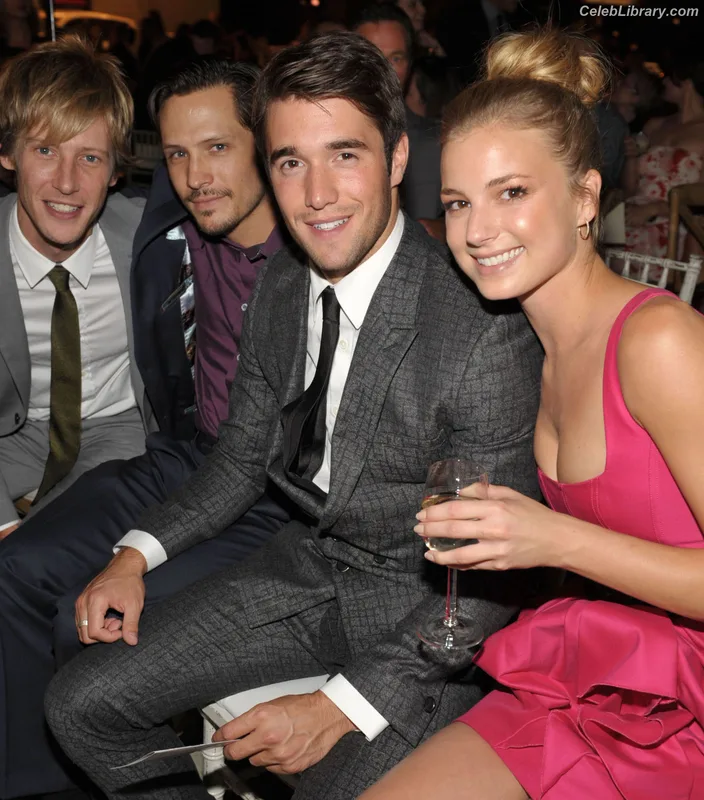 Emily VanCamp photo 4 of 158
