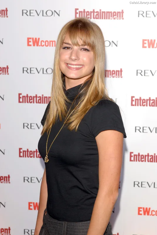 Emily VanCamp photo 12 of 158