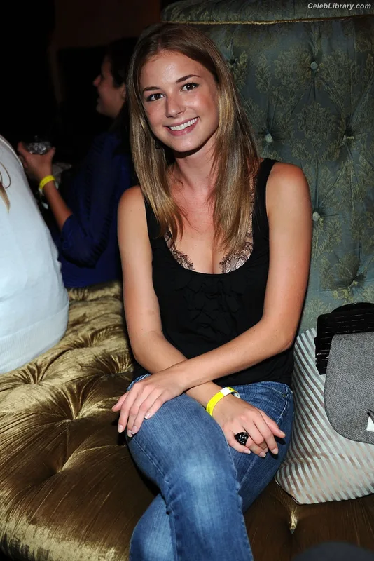 Emily VanCamp photo 23 of 158