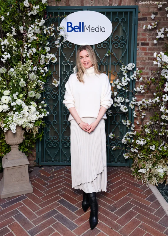 Emily VanCamp photo 18 of 158