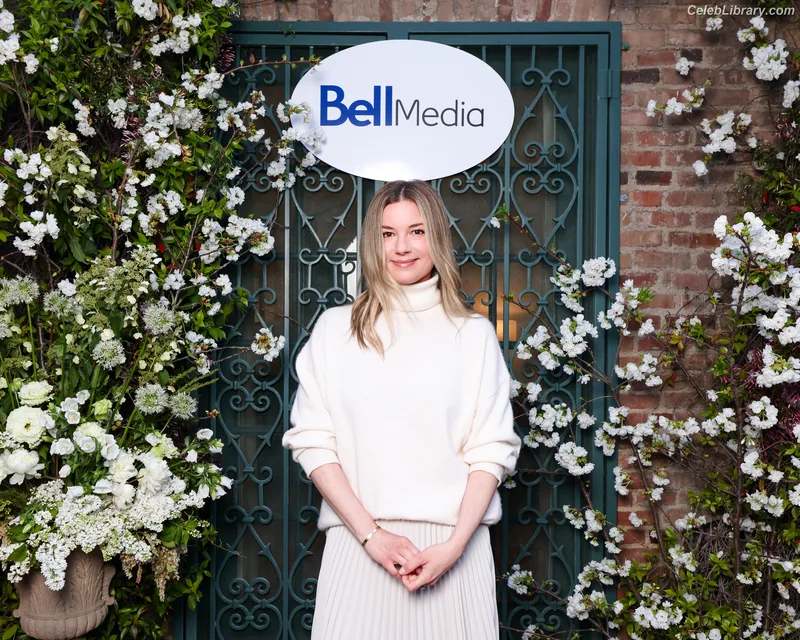 Emily VanCamp photo 19 of 158