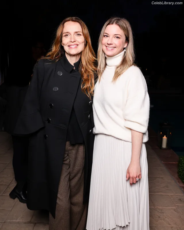 Emily VanCamp photo 20 of 158