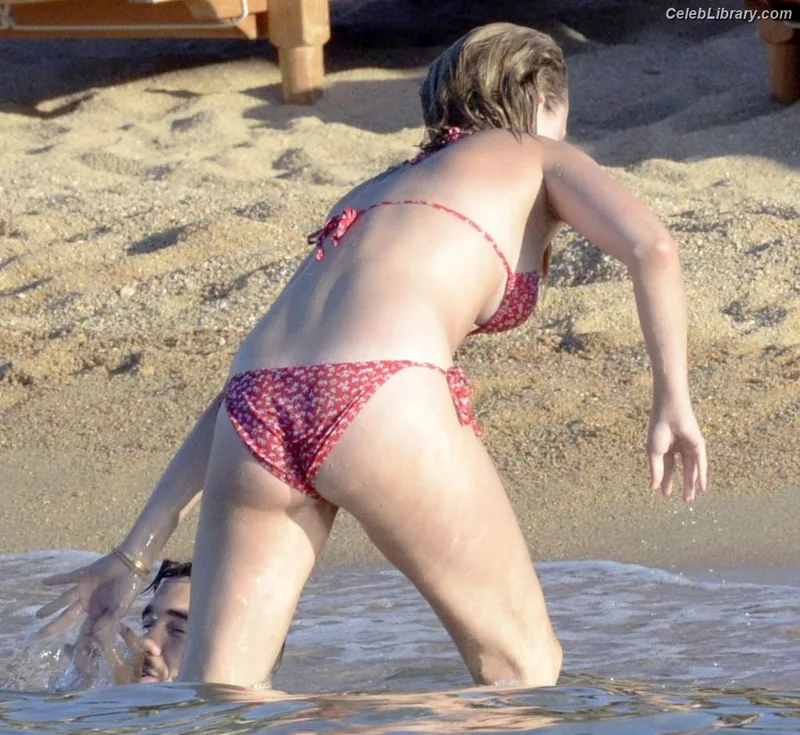Emily VanCamp photo 17 of 158