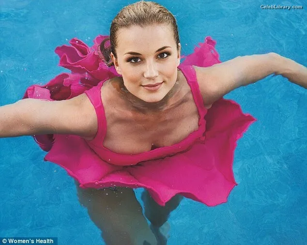 Emily VanCamp photo 11 of 158