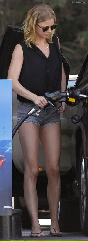 Emily VanCamp photo 2 of 158