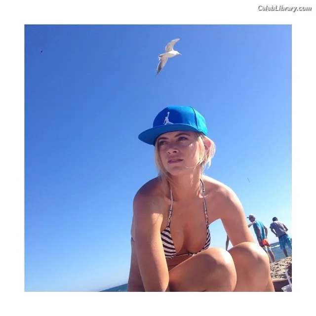 Emily Wickersham photo 5 of 200