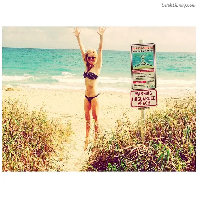 Emily Wickersham photo 7 of 200