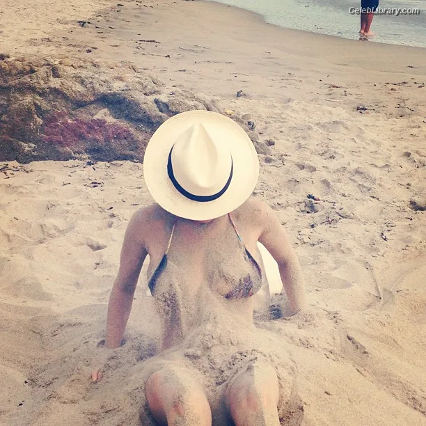 Emily Wickersham photo 9 of 200