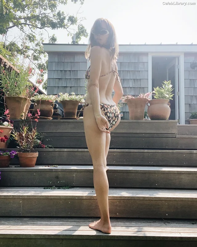Emily Wickersham photo 3 of 200