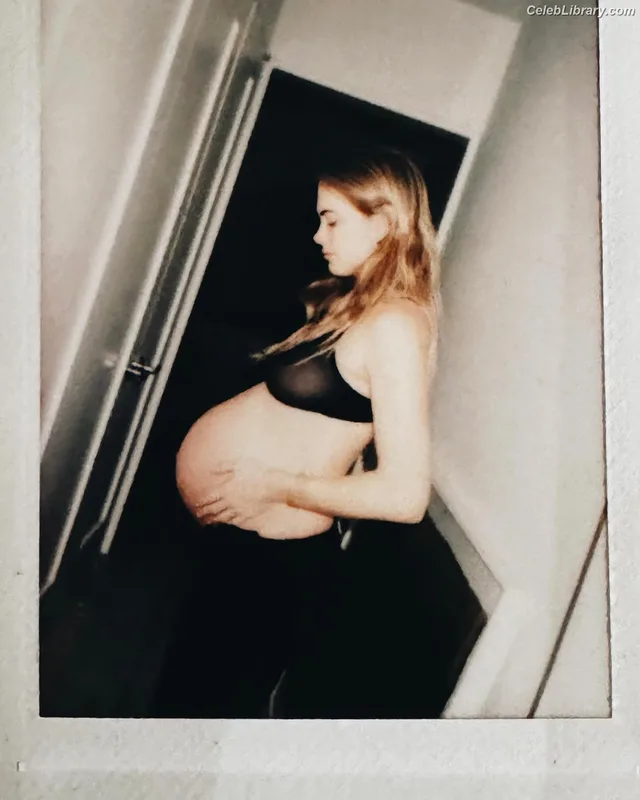 Emily Wickersham photo 11 of 200