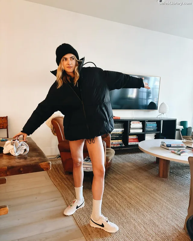 Emily Wickersham photo 14 of 200