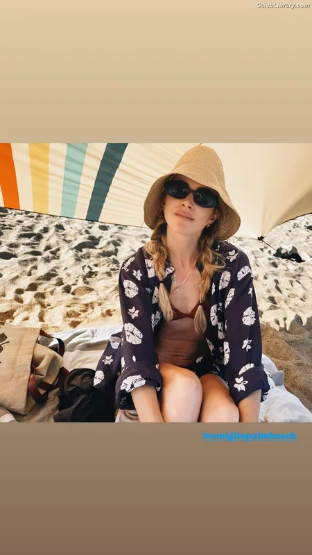 Emily Wickersham photo 16 of 200