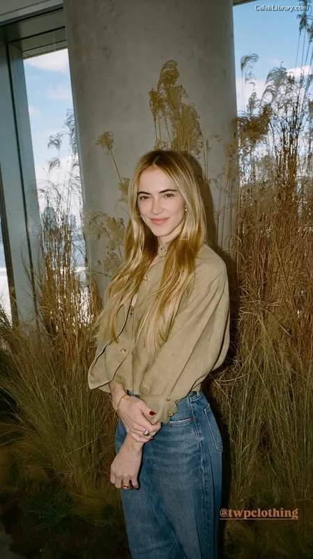 Emily Wickersham photo 2 of 200