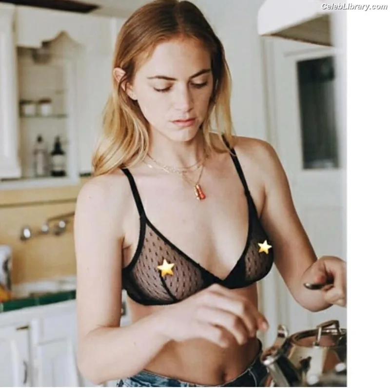 Emily Wickersham photo 1 of 200