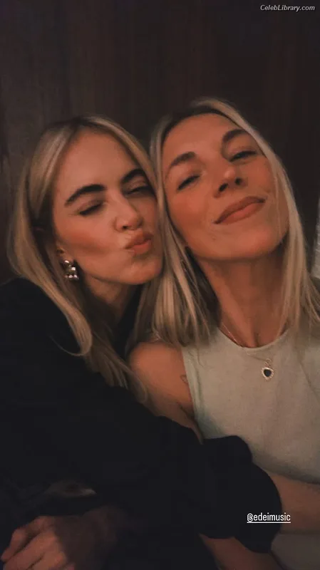 Emily Wickersham photo 19 of 200