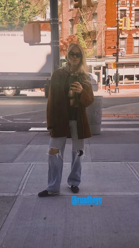 Emily Wickersham photo 5 of 200