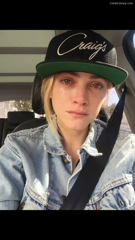 Emily Wickersham photo 19 of 200
