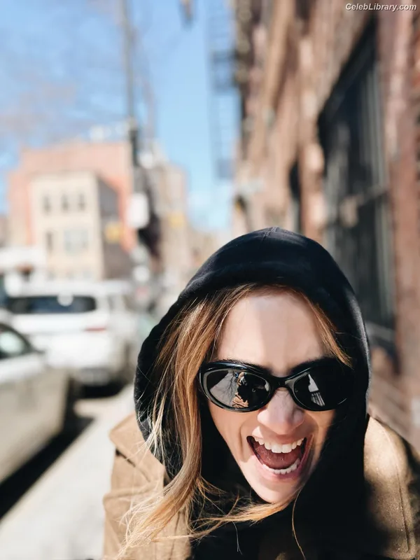Emily Wickersham photo 9 of 200