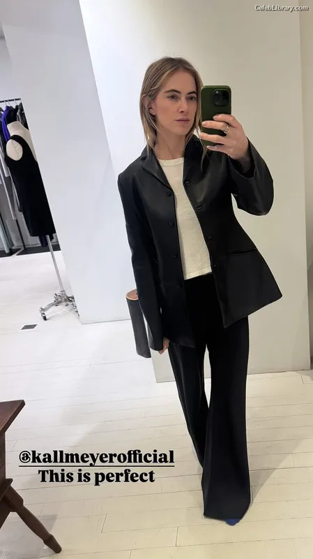 Emily Wickersham photo 10 of 200