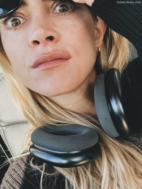 Emily Wickersham photo 23 of 200