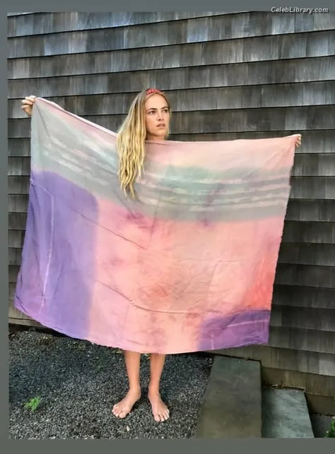 Emily Wickersham photo 5 of 200