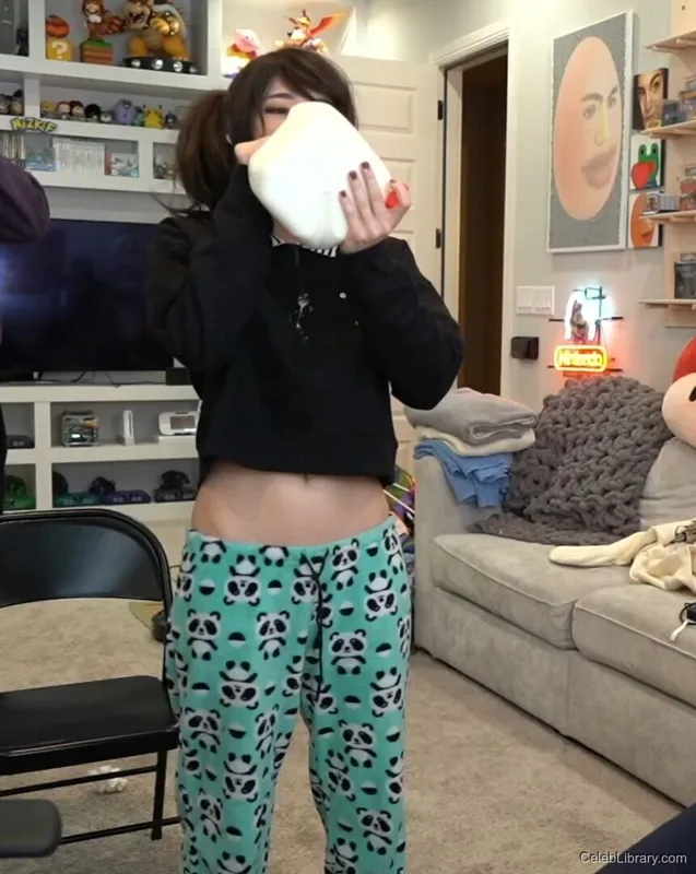 Emiru photo 7 of 4918