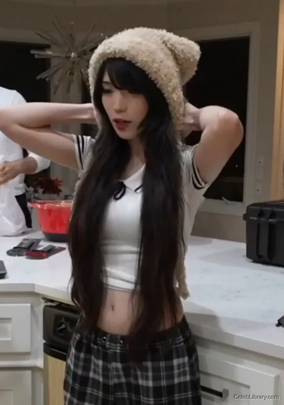 Emiru photo 1 of 4918