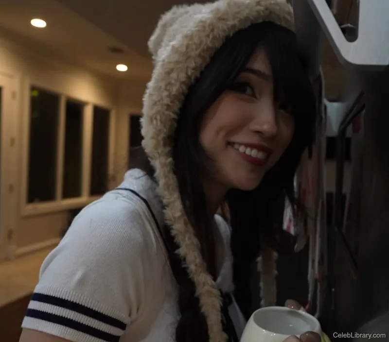 Emiru photo 8 of 4918