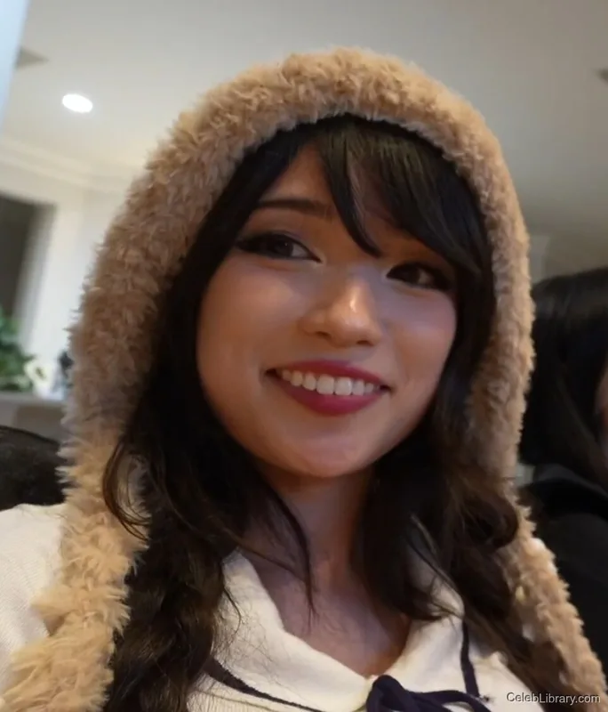 Emiru photo 16 of 4918