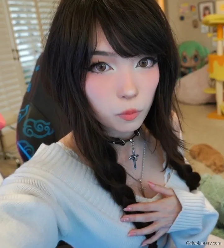 Emiru photo 12 of 4918