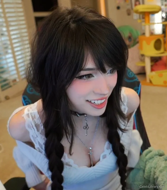 Emiru photo 16 of 4918